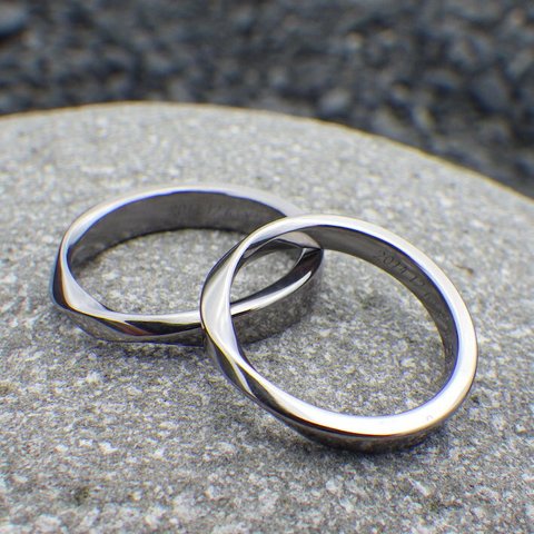 【金属アレルギー対応】 他のどこにもないメビウスの輪のデザイン・タンタルの結婚指輪