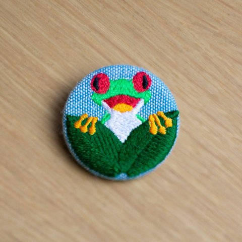 カエルの刺繍くるみブローチ(青)