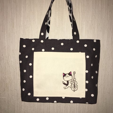 にゃんこ猫刺繍のトートバッグ