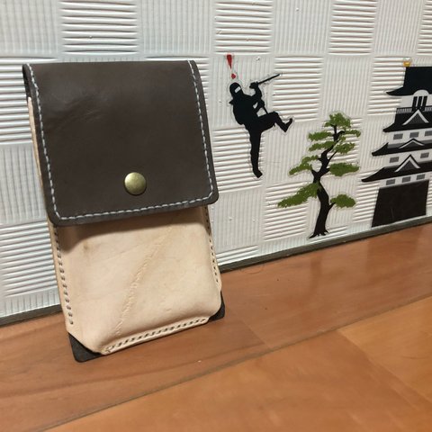 革のシンプルなスマホケース