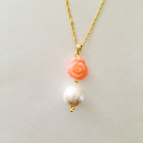 珊瑚の薔薇とコットンパールのネックレス