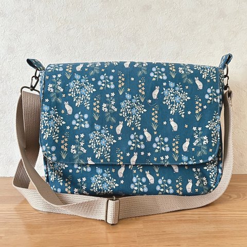 花とねこちゃんメッセンジャーバッグ（緑系青色）