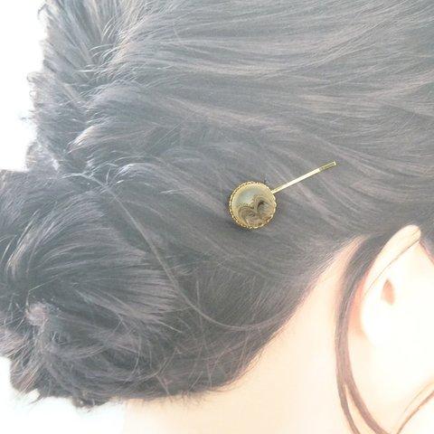 少し豪華な茶色のボタン　ヘアピン 