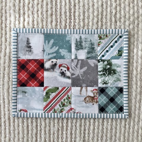 クリスマスパッチワークキルトマット、ホリデーテーブルマット、Christmas mug rug, holiday quilted mat, mini quilt, ミニキルト、冬の森、動物、ハリネズミ