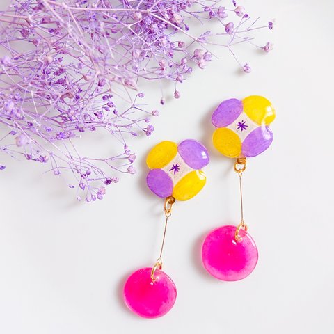 黄色と紫のお花 プラバンのピアス／イヤリング