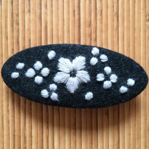 ウール生地にお花の毛糸刺繍のバレッタ(ダークグレー)