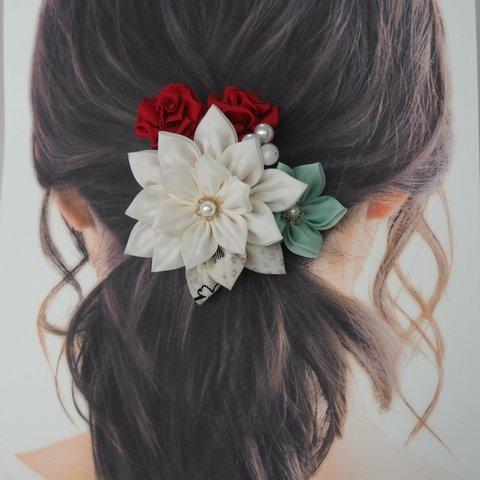つまみ細工☆華やかな白い大輪花とバラのコサージュ／髪飾り