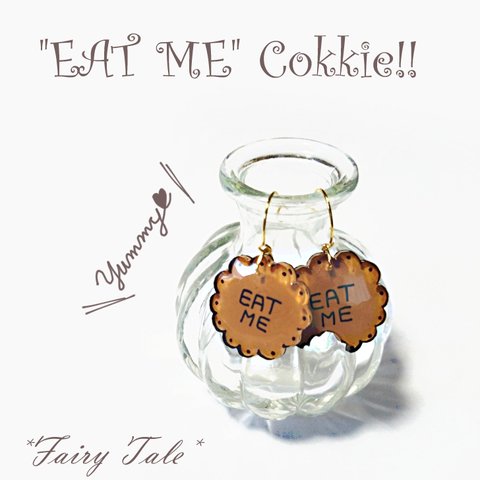 ”EAT ME” クッキーのピアス