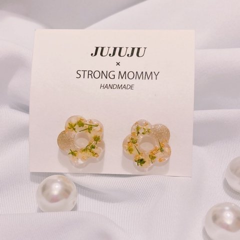 🌸人気のお花型×アリッサム×金箔🌼樹脂ピアス💫