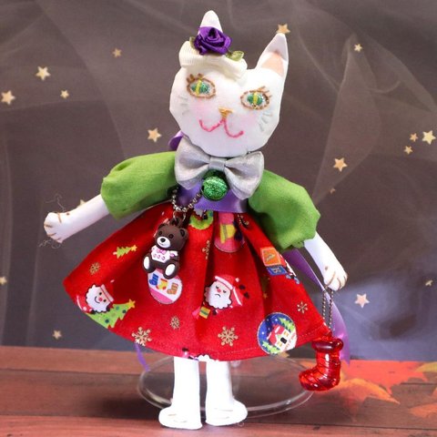 妖精猫　ドールチャーム　クリスマス柄のスカート　瞳キラキラ✨ 　白猫　子猫　猫雑貨