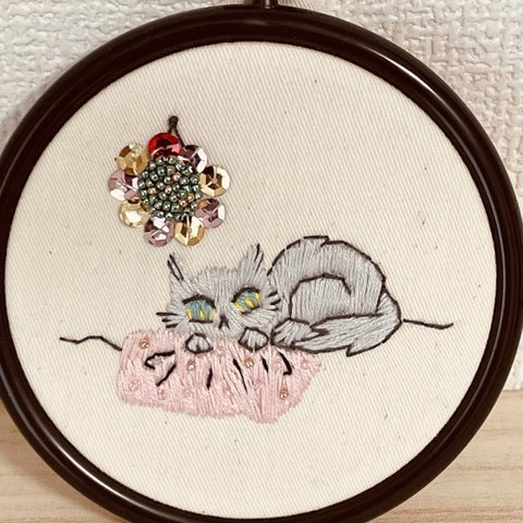 刺繍枠飾り　お部屋でまったりねこ