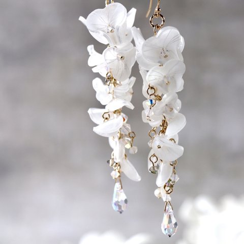 白藤の花のピアス／イヤリング　　ウエディング、セレモニー、ホワイト、フォーマル