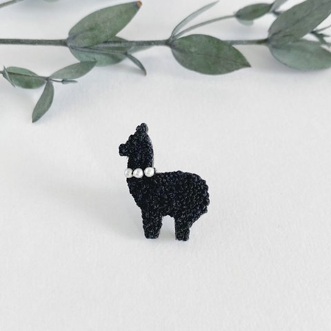 もこもこアルパカ刺繍 ピンブローチ black (横向き・左向き)［受注制作］