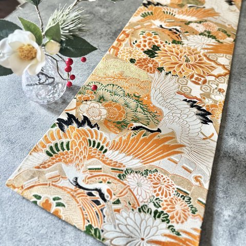 帯のテーブルランナー ヴィンテージ 花々と鶴 撥水加工 長さ調節 タペストリー仕様可 テーブルウェア 着物 リメイク インテリア ハレの日 ギフト 縁起物 プレイスマット kimono 和食器 正月