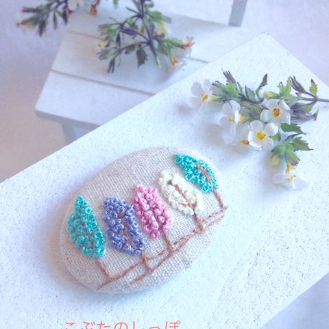 萌木の森 🌲 刺繍ブローチ  ヘアゴム   3.4✖️4.5サイズ