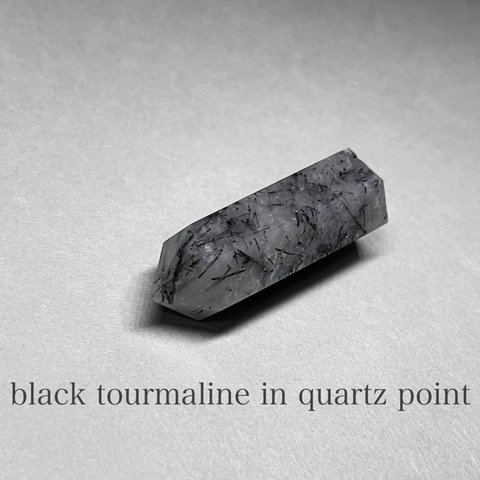 black tourmaline in quartz point/ブラックトルマリンインクォーツポイント : グレーC