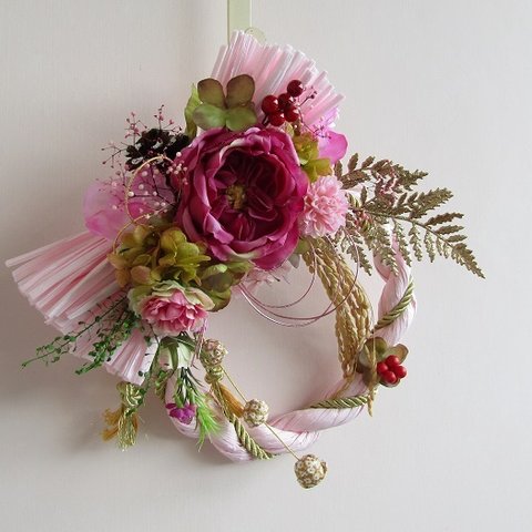 ピンクのバラで可愛く華やかに　しめ縄リース、お正月飾り