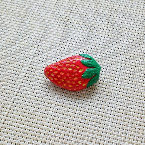 【特集掲載】「Hard strawberry」のブローチ