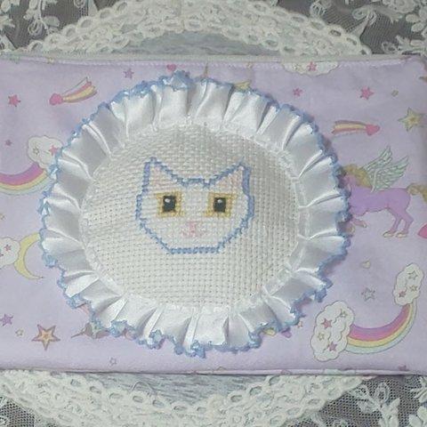 猫ちゃんの刺繍ポーチ《白猫さん》