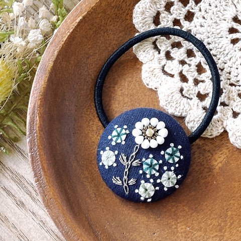 ビーズ刺繍　お花のヘアゴム