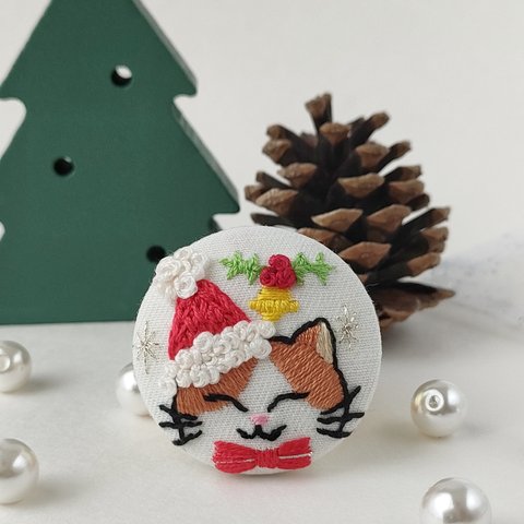 クリスマスサンタ猫ちゃんの刺繍ヘアゴム　ハチワレ