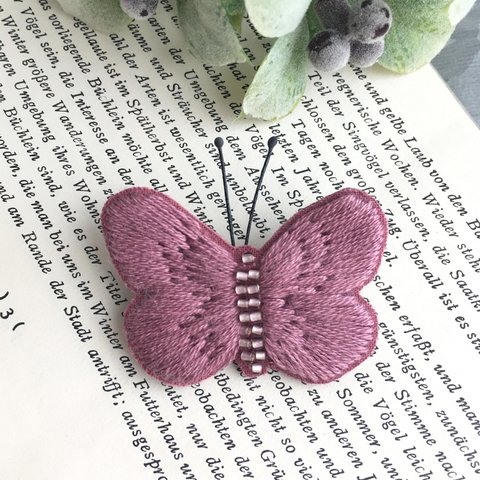 蝶の刺繍ブローチ＊アンティークピンク