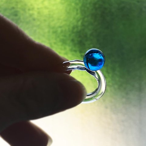 ガラスリング　オールガラス製のガラスの指輪　ガラス細工　金属アレルギー対応リング　ひと粒リング　空の青　ガラスアクセサリー