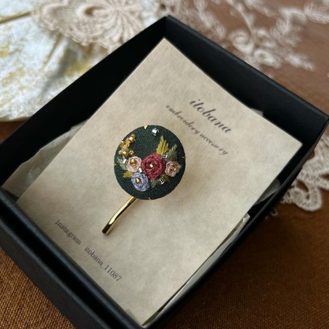 手刺繍の芸術を身にまとう。春の花々が輝くポニーフック。