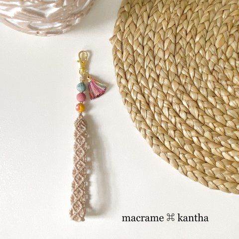 macrame ⌘ kantha カンタビーズマクラメレース　小さなタッセル付きストラップ［デザインB］