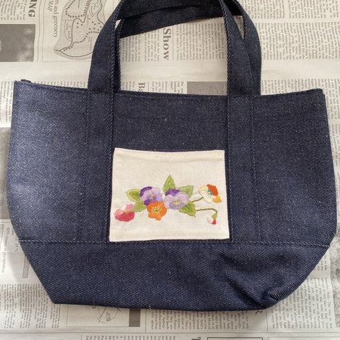 フランス刺繍入り　可愛いお花のトートバッグ🎵