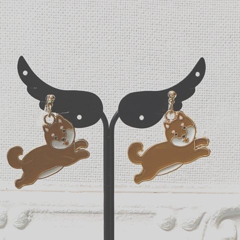 走る柴犬のチャームピアス／イヤリング／ノンホールピアス(両耳分)