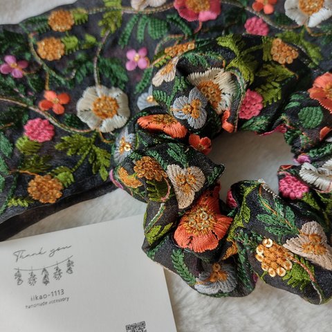 インド刺繍リボンの贅沢シュシュ　ブラック ×ビビット
