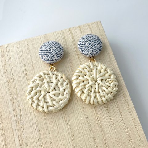 手染め pierced earrings 釦+　紗綾 籐白