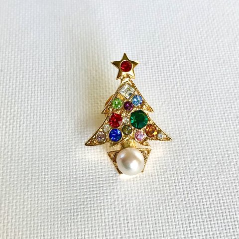 アコヤ真珠と色とりどりのクリスタルのクリスマスツリーのタックピン