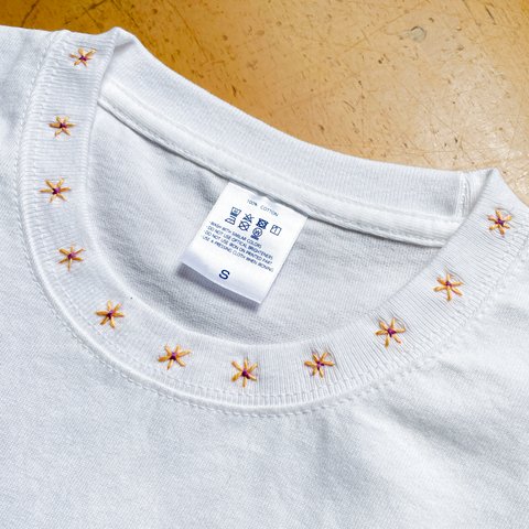 【手刺繍×ミシン刺繍】半袖Tシャツ　首元/襟リブ刺繍　ナチュラルホワイト　ベンガラ染め