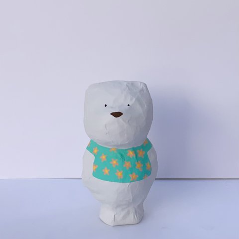 青い花柄シャツを着たクマさん