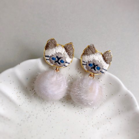 エコファーと猫の刺繍ピアス／イヤリング　ホワイト