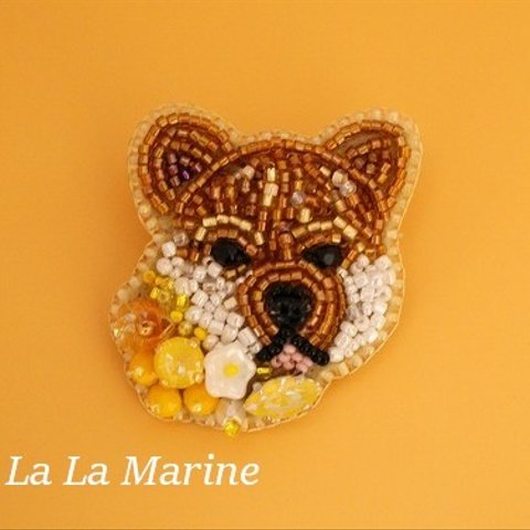 元気な向日葵色のお花の柴犬のビーズ刺繍ブローチ