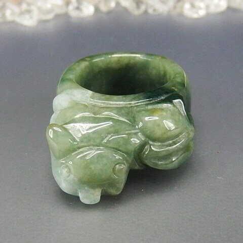 緑柄入りひすい本翡翠指輪ヒキュウ手彫りAAA天然石一点物約21号U0508a