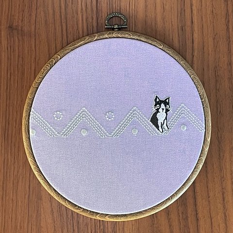 ねこのメルティ 刺繍枠タペストリー 円形 大 三角