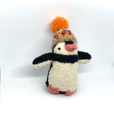 オレンジのポンポン帽子の小さなペンギン