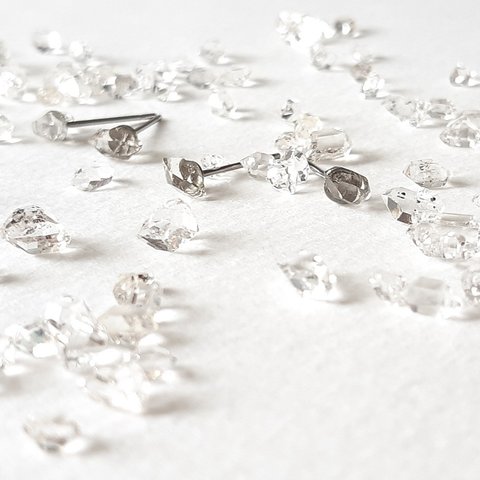透き通る輝きハーキマーダイヤモンドの小さなピアス 4月の誕生石 天然石 ３㎜ サージカルステンレス オフィス アレルギー対応  