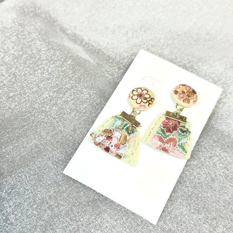 インド刺繍リボン×ウッドボタンのレトロピアス🪵