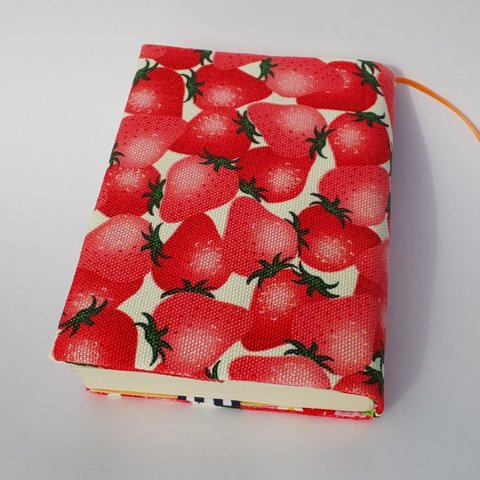 イチゴ模様の文庫本カバー 