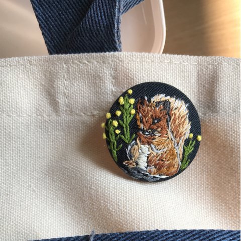 手刺繍 リス くるみボタン ブローチ