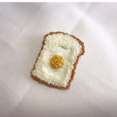 刺繍ブローチ 目玉焼きトースト