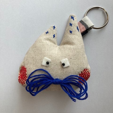 猫のキーホルダー(綿麻）バッグチャーム　刺繍　ふわふわ