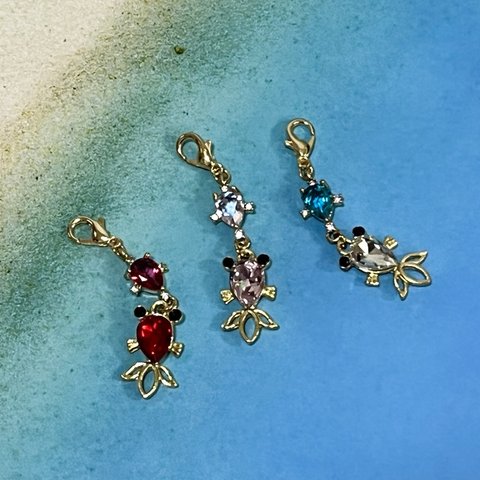 ＊sold out＊【送料無料】〈3個セット〉♡ 夏にピッタリ☆綺麗なガラスの金魚(3色）のチャーム♡クリアレッド クリアピンク クリスタル