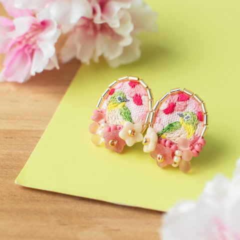 春を呼ぶ❇︎桜とメジロのつぶつぶピアス/イヤリング　刺繍アクセサリー　春色