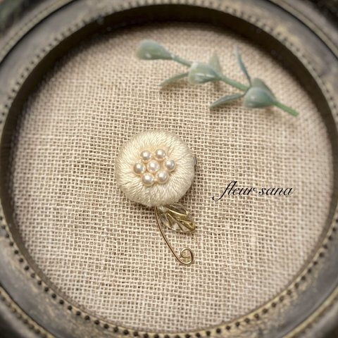 simple flower motif  シンプルなお花とチェコビーズのブローチ  ivory